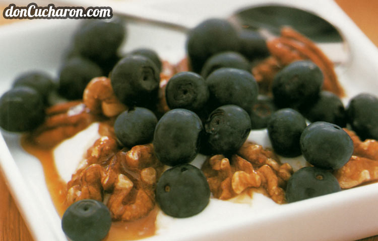yogurt con miel nueces y arándanos