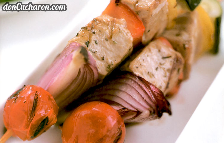 Preparacion Brochetas de Atún y Verduras a la Parrilla